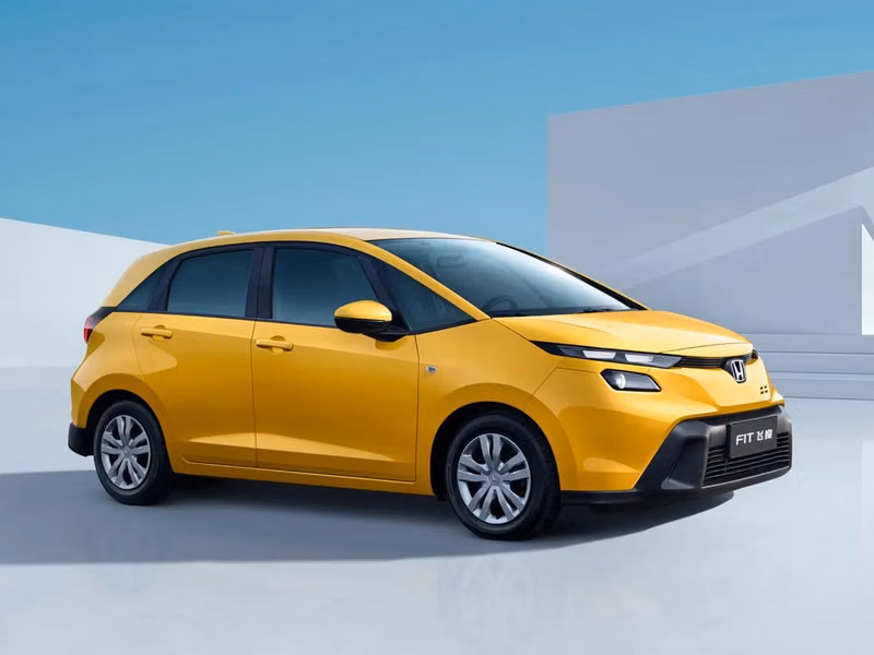 Honda Fit الجزء الرابع: عملية شد الوجه 2، هاتشباك 5 أبواب — منظر أمامي بزاوية ثلاثة أرباع