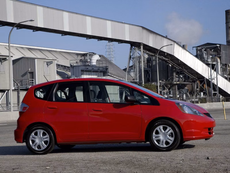 Honda Fit ثانياً، هاتشباك 5 أبواب — منظر من الجانب الأيمن