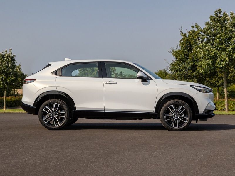 Honda HR-V ثالثاً، دفع رباعي 5 أبواب — منظر من الجانب الأيسر