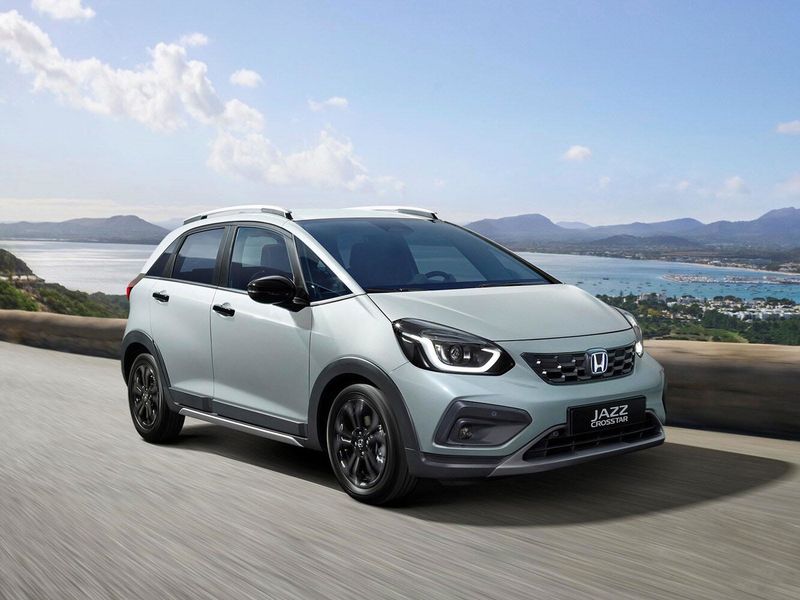 Honda Jazz الجزء الرابع: شد الوجه، هاتشباك 5 أبواب Crosstar — منظر أمامي بزاوية ثلاثة أرباع