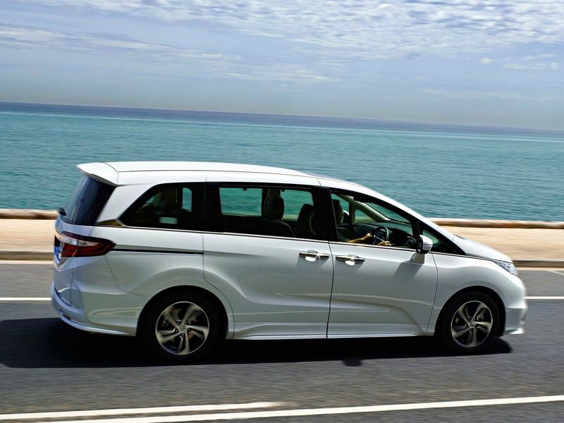 Honda Odyssey V, Минивэн — вид справа