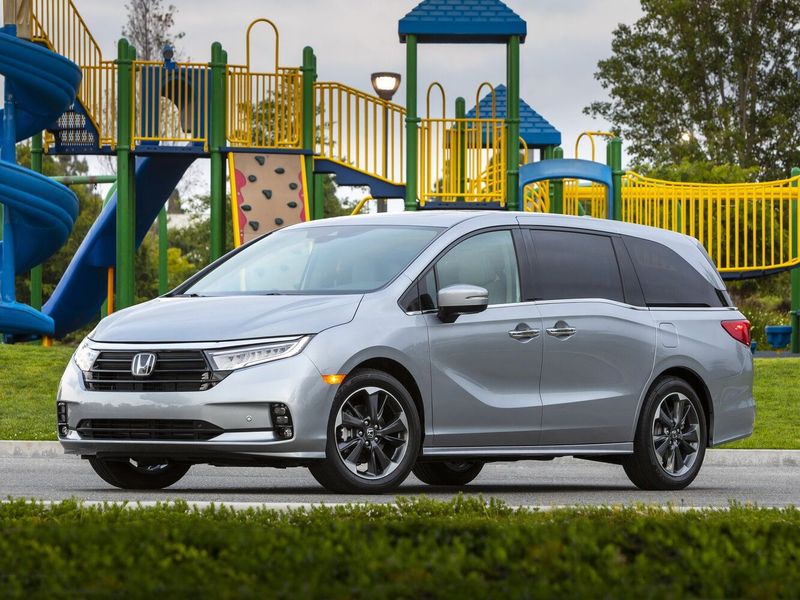 Honda Odyssey (North America) V Рестайлинг, Минивэн — вид спереди в три четверти