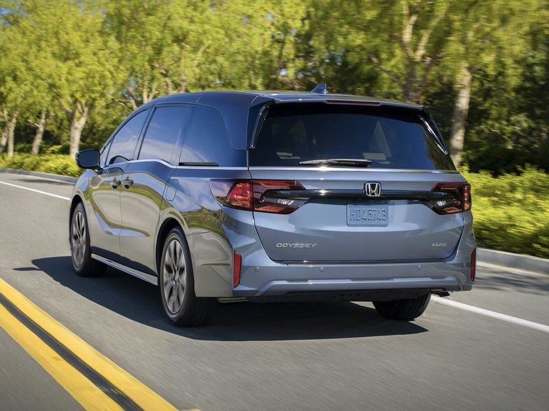 Honda Odyssey (North America) V Рестайлинг 2, Минивэн — вид сзади в три четверти