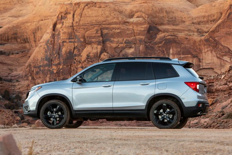 Honda Passport ثالثاً، دفع رباعي 5 أبواب — منظر من الجانب الأيسر