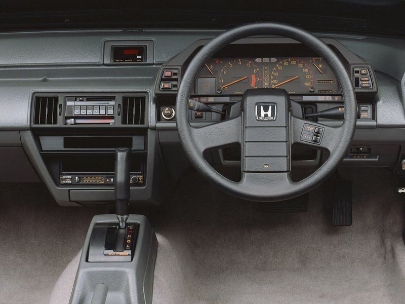 Honda Prelude II, Купе — передняя панель