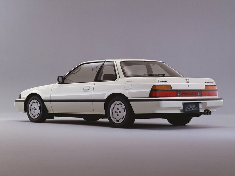 Honda Prelude II, Купе — вид сзади слева