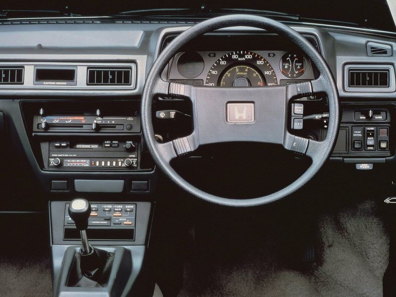 Honda Prelude I، كوبيه — منطقة السائق