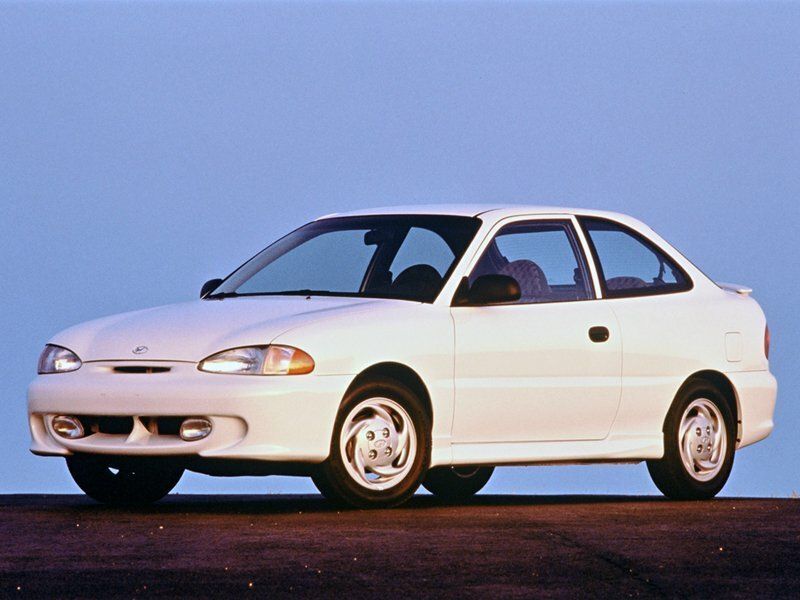 Hyundai Accent I، هاتشباك 3 أبواب — منظر أمامي أيسر
