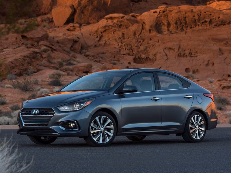 Hyundai Accent V، سيدان — منظر أمامي بزاوية ثلاثة أرباع