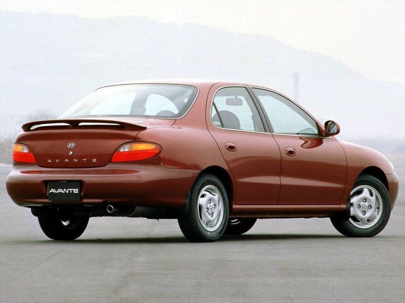 Hyundai Avante II, Седан — вид сзади справа
