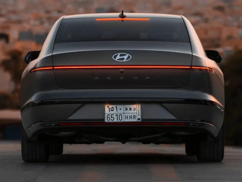 Hyundai Azera الرابع، سيدان — منظر خلفي