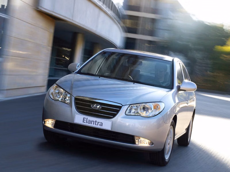 Hyundai Elantra IV (عالي الدقة)، سيدان — منظر أمامي أيمن
