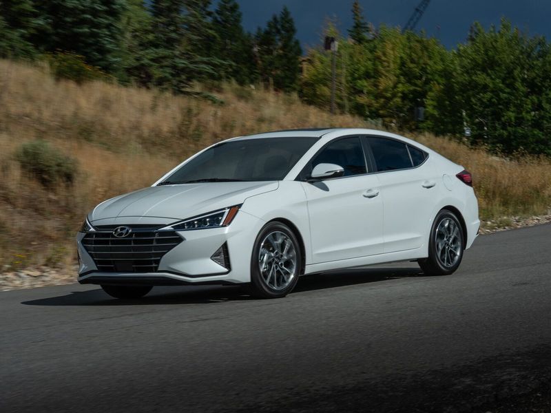 Hyundai Elantra عملية فيس ليفت السادس (م)، سيدان — منظر أمامي أيمن