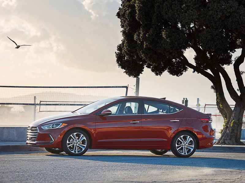 Hyundai Elantra السادس (ميلادي)، سيدان — منظر من الجانب الأيسر