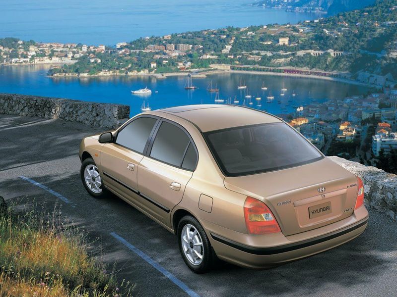 Hyundai Elantra III (XD)، سيدان — منظر خلفي أيسر