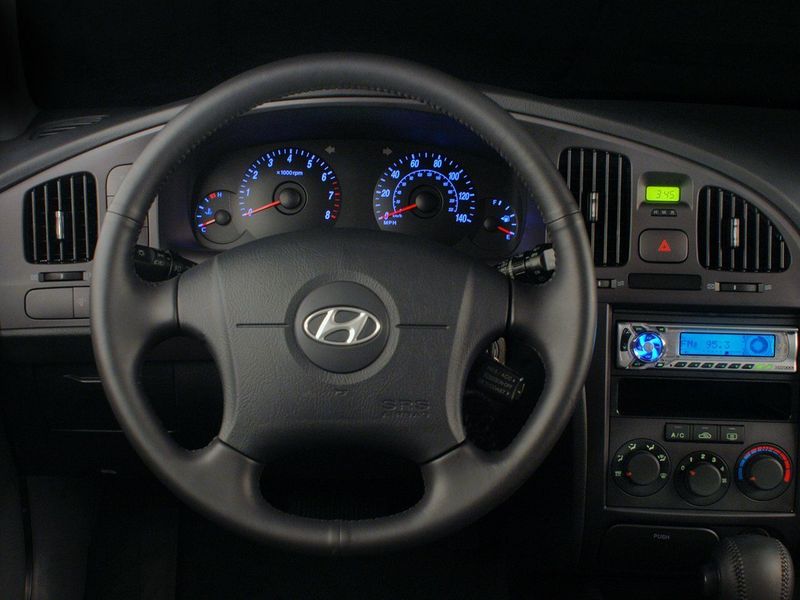 Hyundai Elantra عملية فيس ليفت III (XD2)، ليفتباك — منطقة السائق