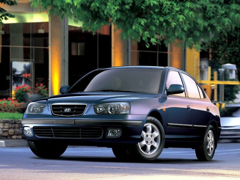 Hyundai Elantra III (XD)، سيدان — منظر أمامي أيمن