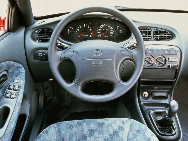 Hyundai Elantra II (J2، J3)، سيدان — منطقة السائق
