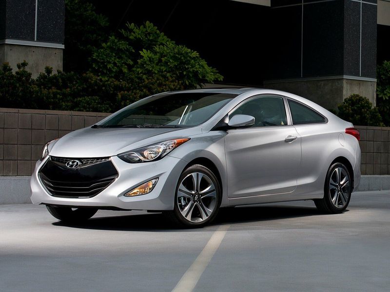 Hyundai Elantra ف (دكتوراه في الطب)، كوبيه — منظر أمامي أيمن