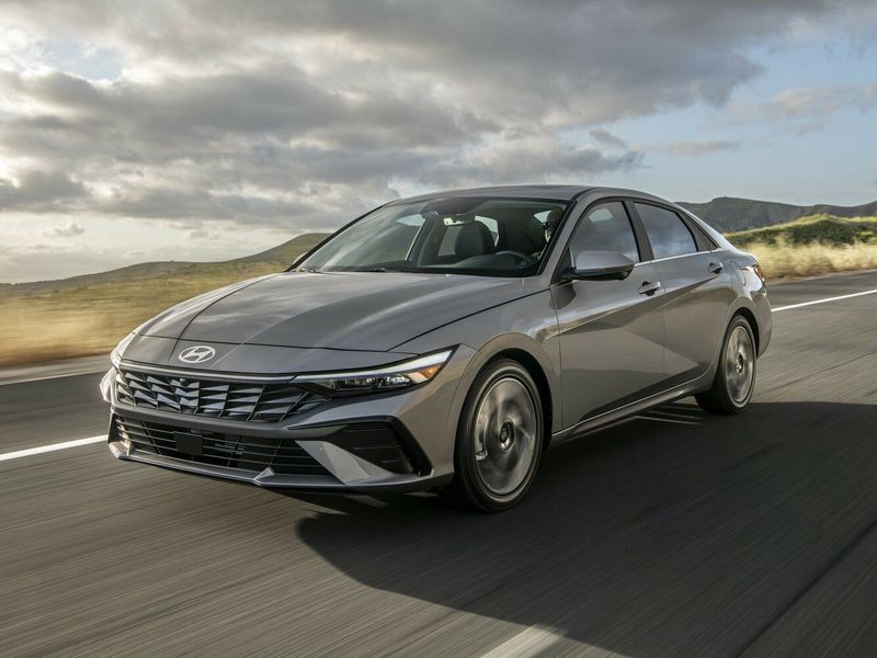 Hyundai Elantra عملية فيس ليفت VII (CN7)، سيدان — منظر أمامي أيسر
