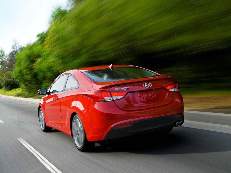 Hyundai Elantra ف (دكتوراه في الطب)، كوبيه — منظر خلفي أيمن