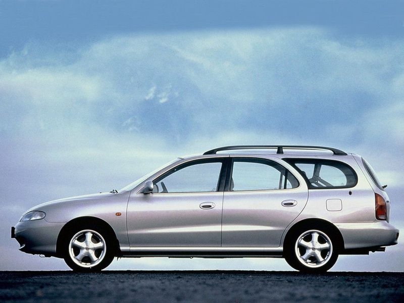 Hyundai Elantra II (J2، J3)، واجون 5 أبواب — منظر من الجانب الأيسر
