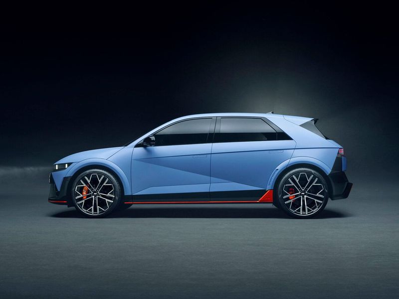 Hyundai IONIQ 5 N، دفع رباعي 5 أبواب — منظر من الجانب الأيسر