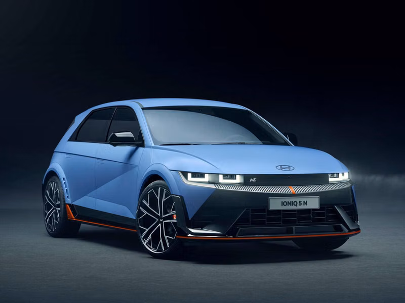 Hyundai IONIQ 5 N، دفع رباعي 5 أبواب — منظر أمامي بزاوية ثلاثة أرباع