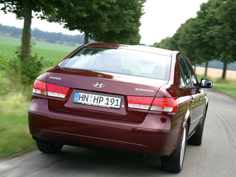 Hyundai Sonata V (NF) Рестайлинг, Седан — вид сзади в три четверти