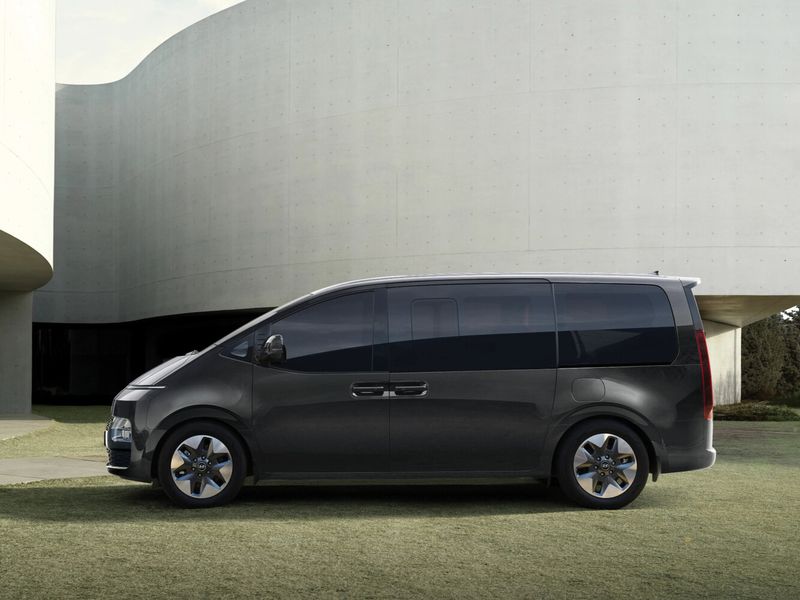 Hyundai Staria I عملية شد الوجه، ميني فان — منظر من الجانب الأيسر