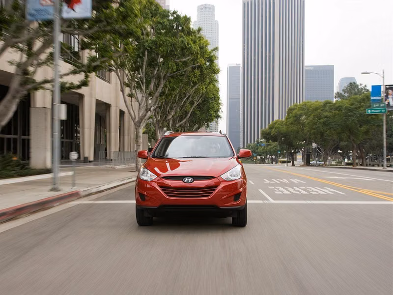 Hyundai Tucson ثانياً، دفع رباعي 5 أبواب — منظر أمامي