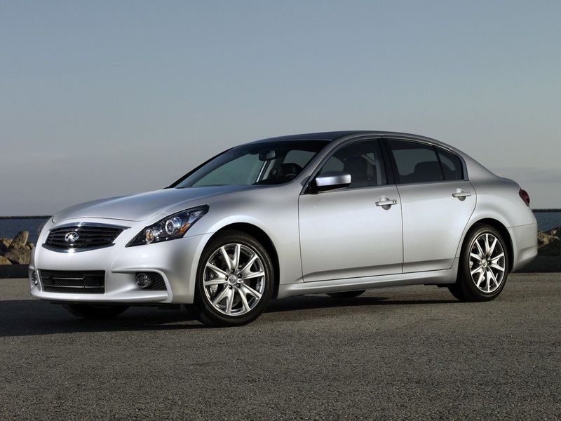 Infiniti G IV, Седан — вид спереди справа