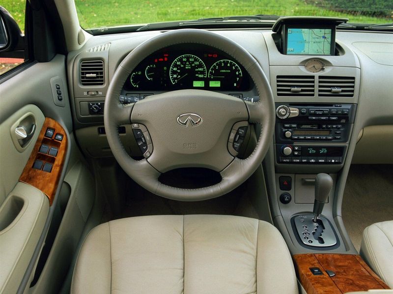 Infiniti I ثانياً، سيدان — منطقة السائق