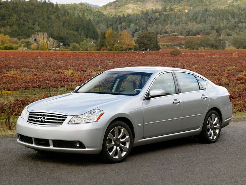 Infiniti M ثالثاً، سيدان — منظر أمامي أيمن