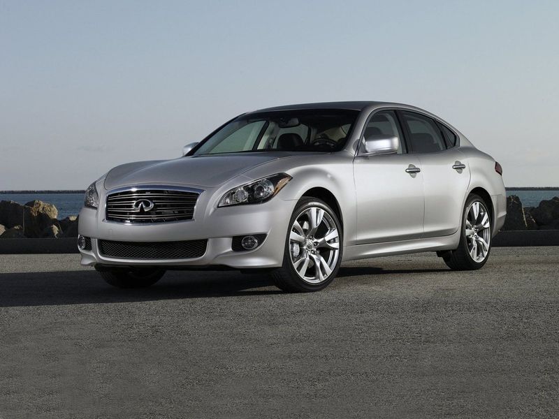 Infiniti M رابعاً، سيدان — منظر أمامي أيمن