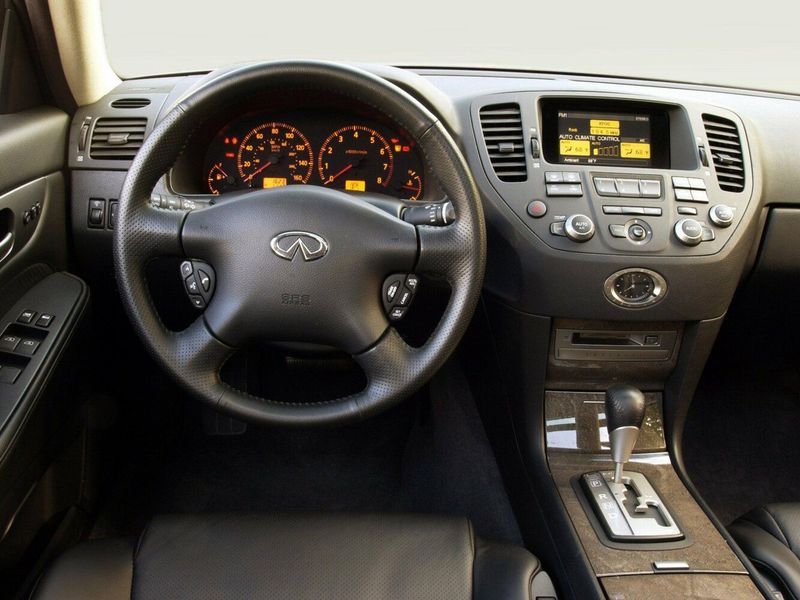 Infiniti M ثانياً، سيدان — لوحة القيادة