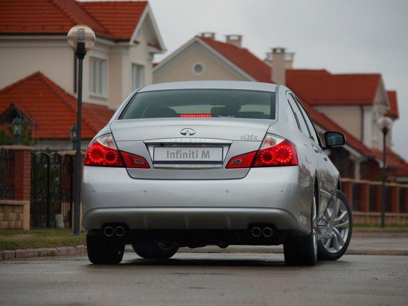 Infiniti M ثالثاً فيس ليفت، سيدان — منظر خلفي بزاوية ثلاثة أرباع