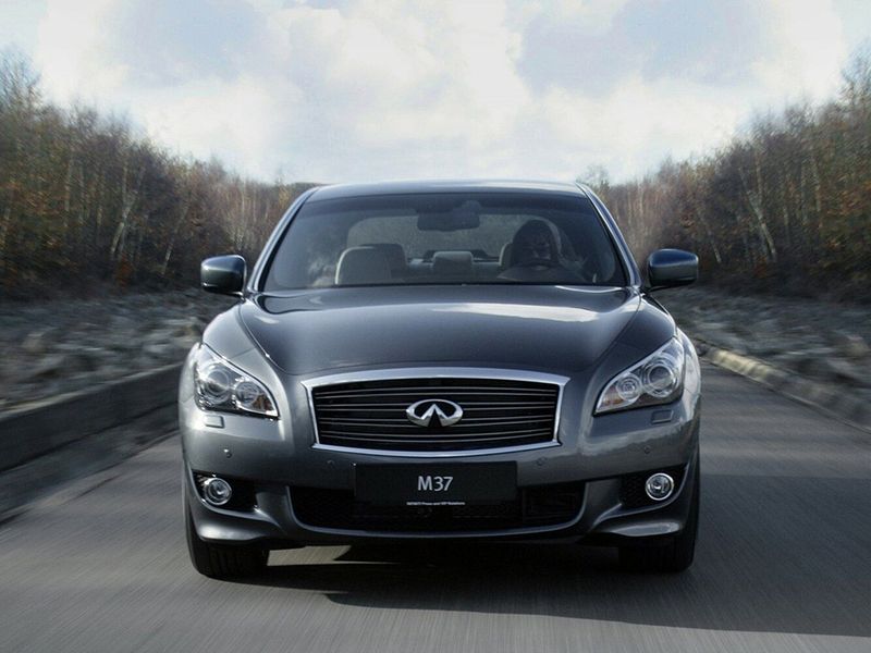 Infiniti M رابعاً، سيدان — منظر أمامي