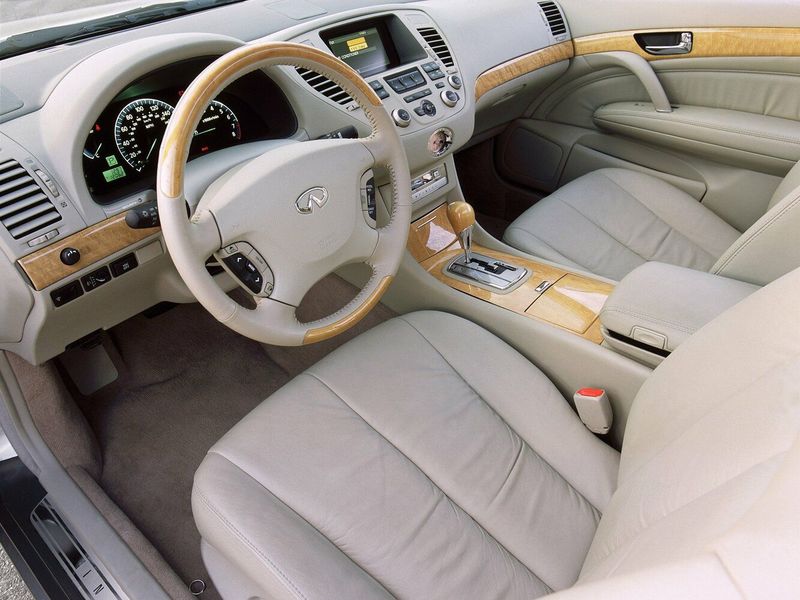 Infiniti Q ثالثاً، سيدان — منطقة السائق