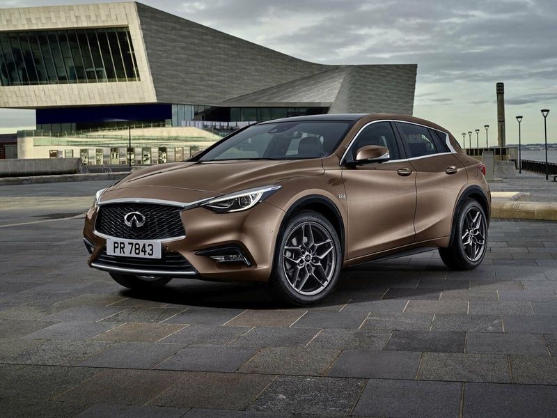 Infiniti Q30، هاتشباك 5 أبواب — منظر أمامي أيمن