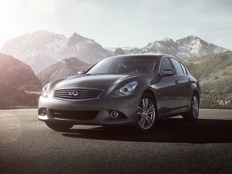 Infiniti Q40، سيدان — منظر أمامي أيمن