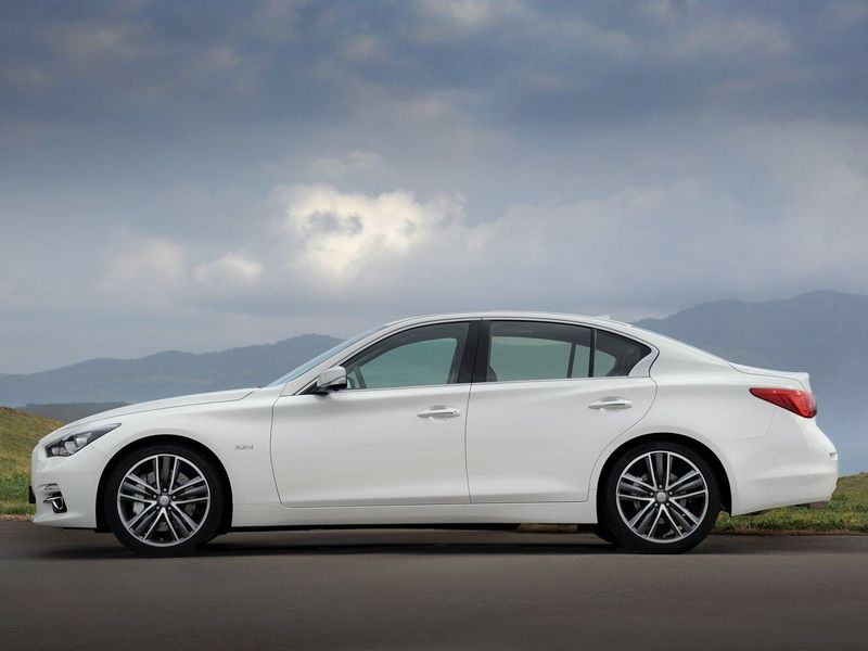 Infiniti Q50 I، سيدان — منظر من الجانب الأيسر