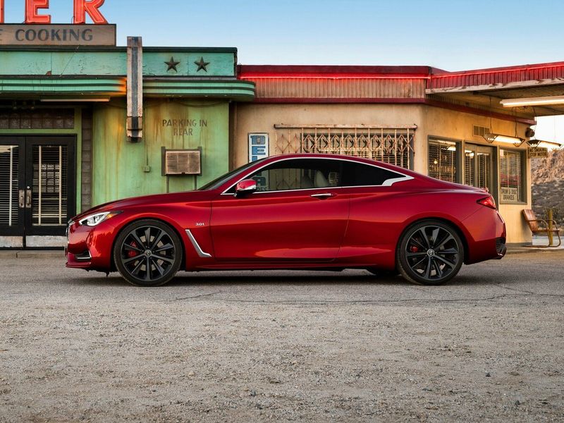 Infiniti Q60 ثانياً، كوبيه — منظر من الجانب الأيسر
