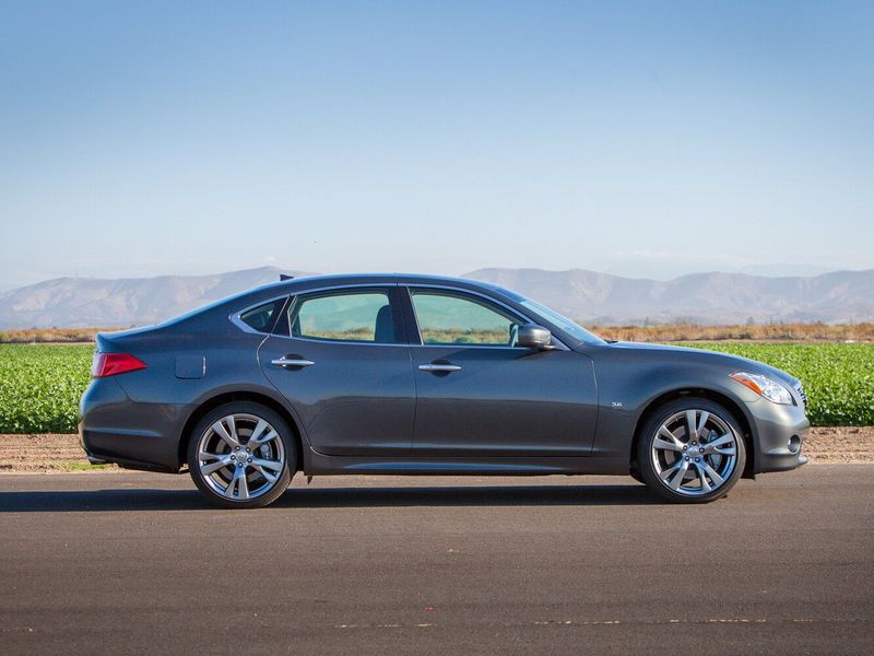 Infiniti Q70 I, Седан — вид справа