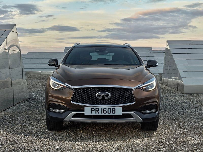 Infiniti QX30، دفع رباعي 5 أبواب — منظر أمامي