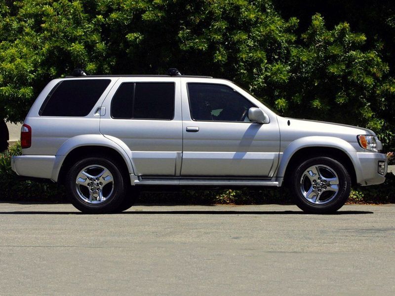 Infiniti QX4 I، دفع رباعي 5 أبواب — منظر من الجانب الأيمن