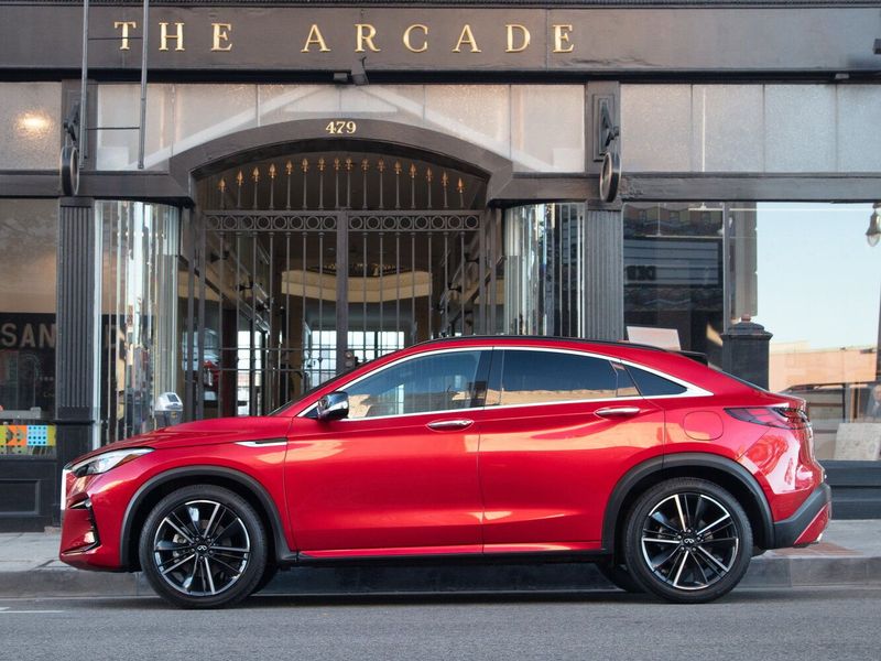 Infiniti QX55، دفع رباعي 5 أبواب — منظر من الجانب الأيمن