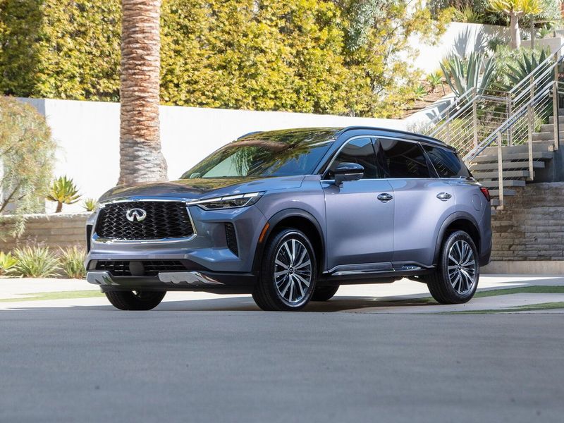 Infiniti QX60 ثانياً، دفع رباعي 5 أبواب — منظر أمامي بزاوية ثلاثة أرباع
