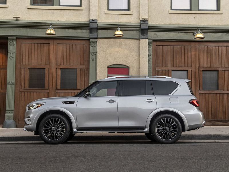 Infiniti QX80 I (Z62) Рестайлинг 3, Внедорожник 5 дв. — вид справа