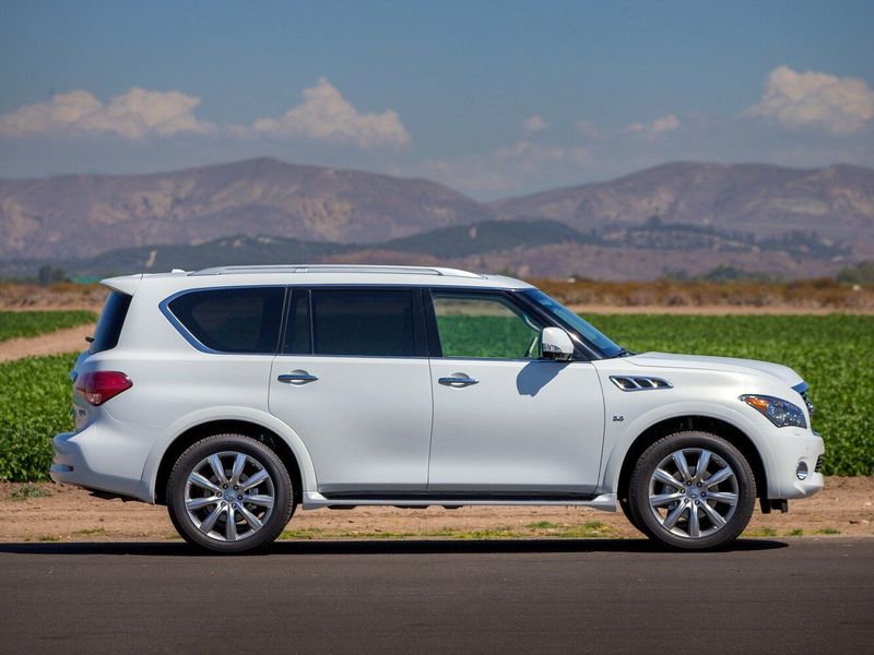 Infiniti QX80 I (Z62), Внедорожник 5 дв. — вид справа
